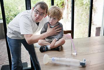 photo d'un enfant avec son soignant